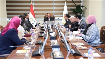 وزير التنمية المحلية يلتقى مسئولي شركة 