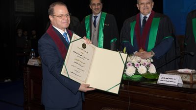 منح المستشار حماده الصاوي وسام التميز 