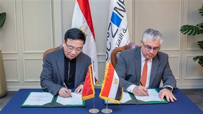 اقتصادية قناة السويس توقع عقد مشروع شركة هينيواى الصينية في منطقة القنطرة غرب الصناعية