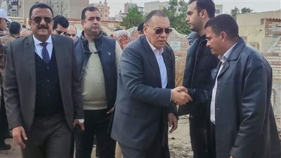 محافظ الشرقية يؤدي واجب العزاء والمواساه في وفاة شقيق سكرتير عام المحافظة