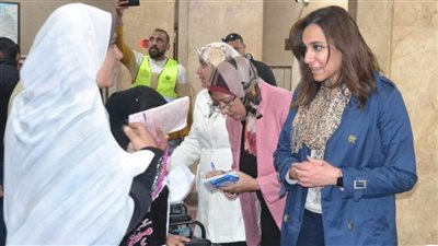 نائب محافظ البحيرة تقوم بتسليم كراسي متحركة لذوي القدرات والهمم بالمحافظة