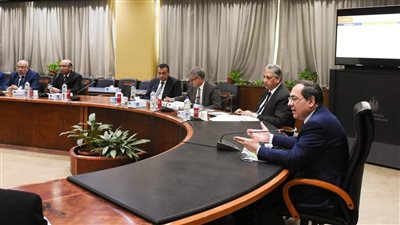 الملا يترأس اجتماع اللجنة العليا للإنتاج البترولي بالصحراء الشرقية 