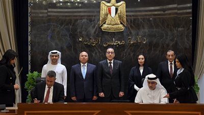 رئيس الوزراء يشهد توقيع العقد النهائى بمنح التزام بناء وتطوير البنية الفوقية واستخدام وإدارة وتشغيل وصيانة