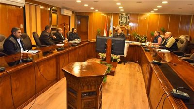 محافظ أسيوط يستعرض مقترحات مشروعات الخطة الاستثمارية لمنفلوط وحي شرق