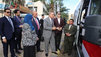 محافظ كفرالشيخ ونائبه يتفقدان سيارة المركز التكنولوجى المتنقل لتقديم خدمة تراخيص المحال التجارية بعاصمة المحافظة