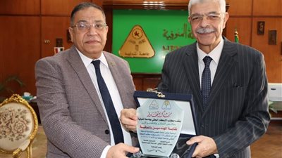 رئيس جامعة المنوفية  يكرم رعاة ومنسقي ملتقي ربط البحث العلمي بالصناعة