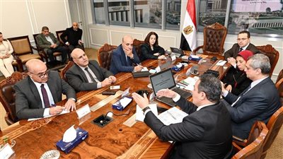مسئولو الإسكان والوزارات المعنية يستعرضون خطة إنشاء التجمعات المتطورة بمطروح