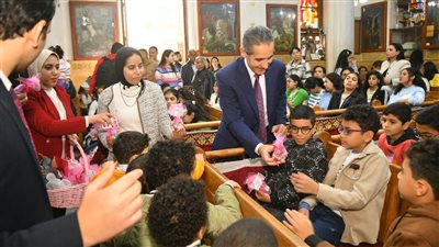 احتفالا بعيد الميلاد..محافظ الغربية يوزع هديةالرئيس على الأطفال ويزور الكنائس بالمحلة وسمنود 