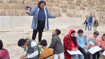 ورش فنية ولقاءات تثقيفية للأطفال خلال جولة أتوبيس الفن الجميل بأهرام الجيزة