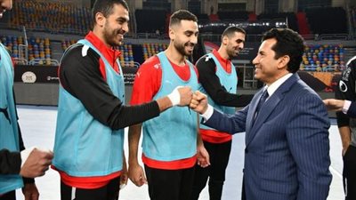 وزير الرياضة يؤازر لاعبي منتخب اليد قبل لقاء غينيا