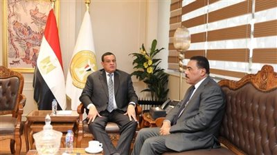 وزير التنمية المحلية يتابع مع محافظ مطروح الموقف التنفيذي للمشروعات القومية