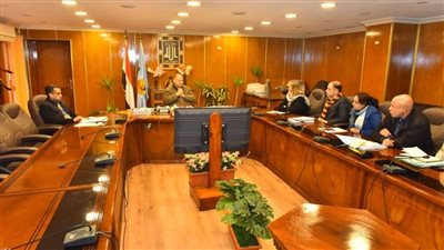محافظ أسيوط يتابع موقف رصف الطرق المدرجة بالخطة الاستثمارية بحي شرق وغرب