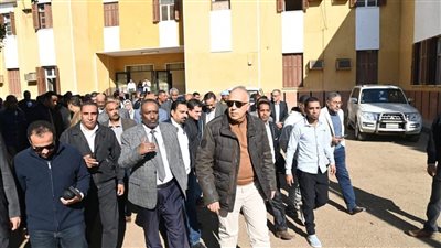 وزير الري يلتقى العاملين بأسوان ويتفقد أملاك الرى والمباني الإدارية