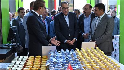 رئيس الوزراء يتفقد معرض السلع الغذائية بحي 