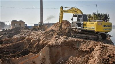 محافظ الشرقية  يتابع أعمال استبدال مواسير الري بمدخل قرية شرويدة بطريق الزنكلون بالزقازيق
