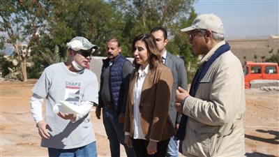 وزيرة الثقافة تتفقد ورشة عمل الدورة ال 28 لسمبوزيوم أسوان الدولي لفن النحت