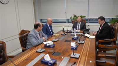 وزير النقل يتابع معدلات نقل البضائع والشاحنات عبر الخط العربي للنقل البري والبحري