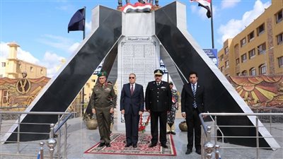 محافظ الشرقية ومدير الأمن يضعان إكليلاً من الزهور على النصب التذكاري لشهداء الشرطة