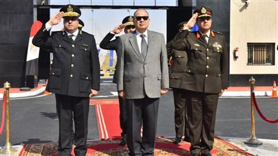 محافظ أسيوط يشارك مدير الأمن في وضع إكليل من الزهور على النصب التذكاري لشهداء الشرطة