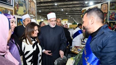   وزيرة الهجرة تتفقد جناح الأزهر الشريف بمعرض القاهرة الدولي للكتاب
