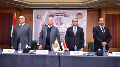 وزير العمل ومحافظ القاهرة يفتتحان معرضا لمنتجات مركز تدريب مهني