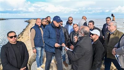 وزير الري يتفقد أعمال حماية مصب مصرف الغربية الرئيسي