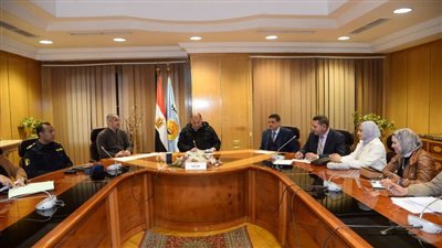 محافظ أسيوط يناقش الموقف التنفيذى لمشروعات المرحلة الاولى للمبادرة الرئاسية 