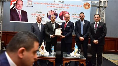وزير العمل ومحافظ الأسكندرية يفتتحان معرضًا لمنتجات دورات تدريب مهني.. وجوائز للمتفوقين