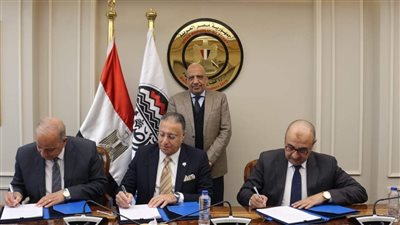 وزير قطاع الأعمال يشهد توقيع عقد إنشاء وتشغيل مصنع لإنتاج منتجات الكلور ومشتقاته 
