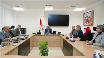 وزير الري يتابع موقف 