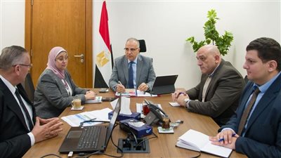 وزير الري يلتقى رؤساء الإدارات المركزية للرى بـ5 محافظات