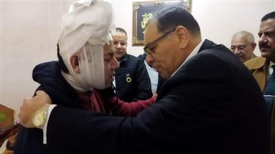 بعد تعرضه لإصابة عمل.. محافظ الشرقية يطمئن على الحالة الصحية لسكرتير مجلس مدينة الزقازيق