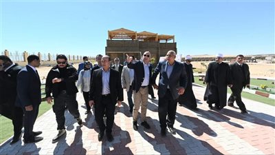 وزير الإسكان ومحافظ الوادى الجديد يتفقدان مجمع المصالح الحكومية المُمَيْكَن 