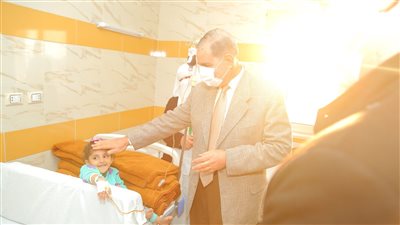 محافظ كفرالشيخ يطمئن على أطفال «غزة» بمستشفى العبور