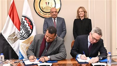 وزير قطاع الأعمال يشهد توقيع اتفاق بناء محطة طاقة شمسية لإنتاج الكهرباء لشركة مصر للألومنيوم