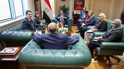 وزير الصحة يبحث مع السفير البريطاني التعاون في تقديم الخدمات الطبية للأشقاء الفلسطينيين