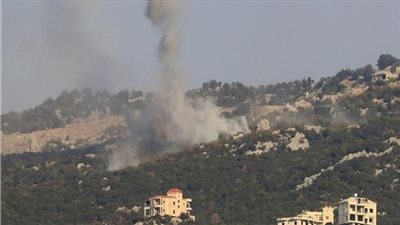 حزب الله اللبناني يطلق عشرات الصواريخ على كيبوتس بعد أن أدت غارة إسرائيلية إلى إصابة مدنيين