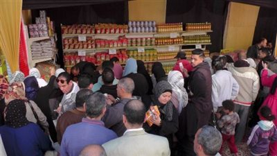 عقب إفتتاح محافظ الشرقية لها... إقبال متزايد من المواطنين على معارض اهلاً رمضان