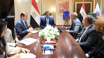 عبدالغفار يبحث مع ممثلي شركة استرازينيكا سبل التعاون في القطاع الصحي