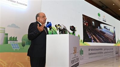 وزير قطاع الأعمال: القيادة السياسية تولي اهتمامًا بالغًا بملف الصناعة خاصة الأسمدة