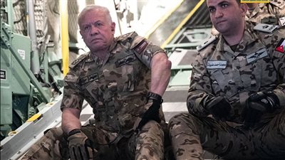 ملك الأردن يشارك في عمليات إنزال المساعدات لأهالي غزة