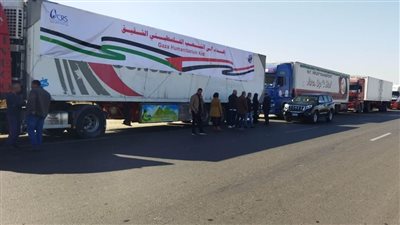 قافلة المساعدات الإنسانية الـ35 تدخل إلي الفلسطينين بقطاع غزة