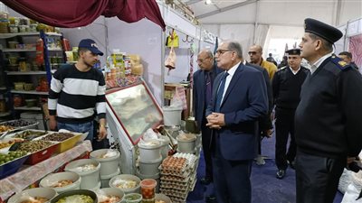 محافظ كفرالشيخ يتفقد معارض 