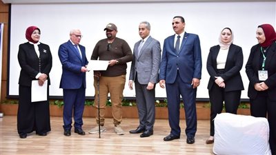 وزير العمل ومحافظ بورسعيد يسلمان عقود عمل لذوى همم