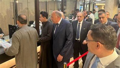 وزير الخارجية يتفقد الأعمال القنصلية وسير عمل الخدمات المقدَّمة للمصريين بالرياض