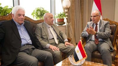 وزير الري يوجه بحصول العاملين بـ 