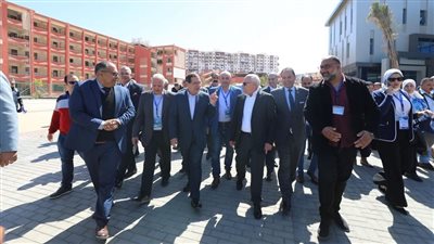 وزير البترول ومحافظ بورسعيد ورئيس وأعضاء لجنة الطاقة والبيئة يتفقدون مدرسة ظهر