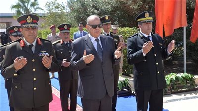 محافظ أسيوط يشارك فى وضع إكليل من الزهور على النصب التذكاري للشهداء
