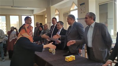 رئيس جامعة كفر الشيخ يكرم عدداً من الأمهات بالمدن الجامعية 