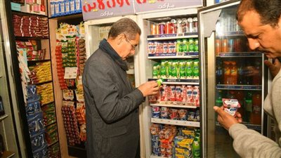 بجولته الصباحية.. محافظ الغربية يقود حملة تفتيشية مفاجئة على محال بيع السلع الغذائية